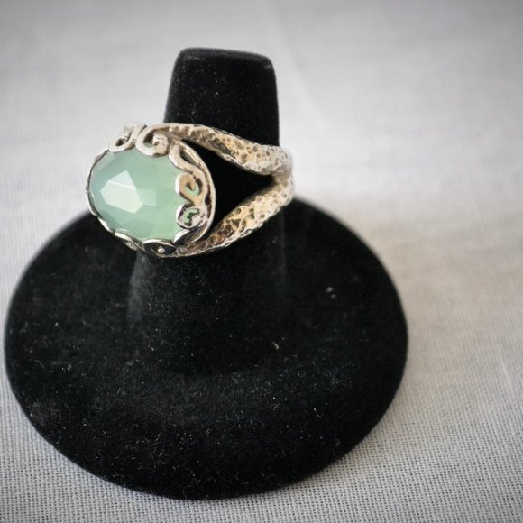 Trendy Jewels Jewelry - Beautiful Vintage Oval Filigree Ring .925